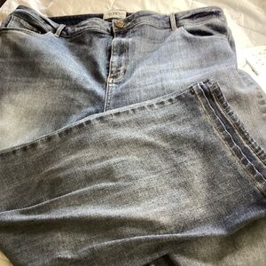 Capri distressed jeans